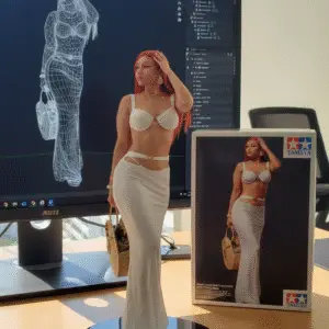 Figura coleccionable 1/18 sobre escritorio con caja TAMIYA y render en Blender